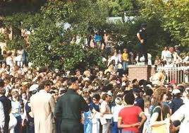 Fans visiting Graceland to honor Elvis Presley